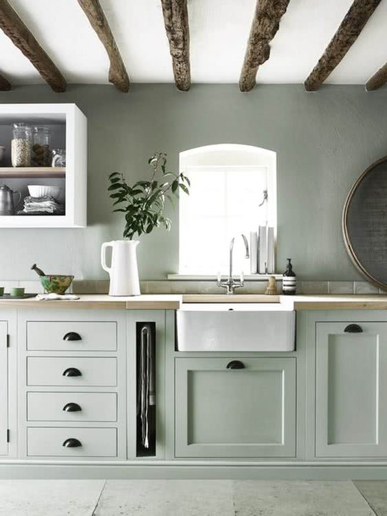 pared y muebles de cocina grises pálido con detalles negros y blancos