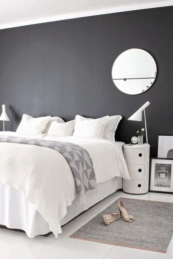 dormitorio con paredes grises, cama decorada en blanco
