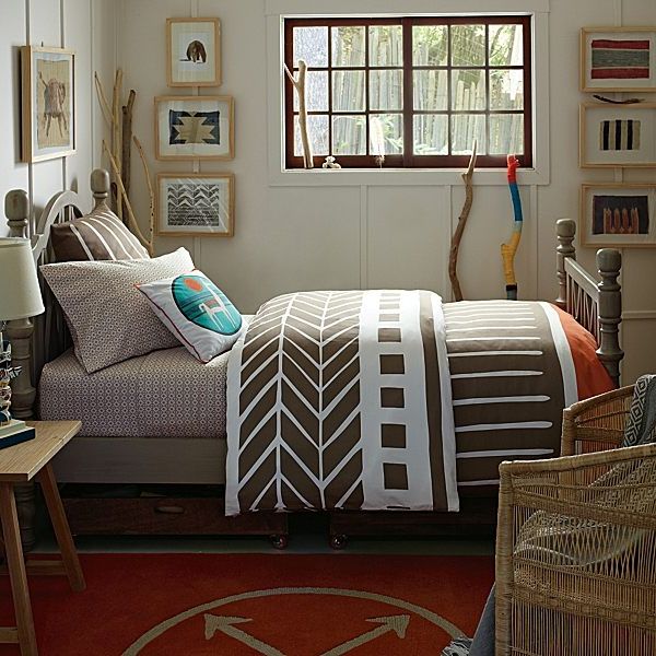 paredes y ropa de cama en tonos beige, alfombra roja
