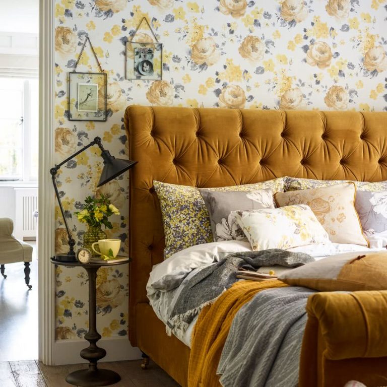cama forrada en terciopelo color mostaza
