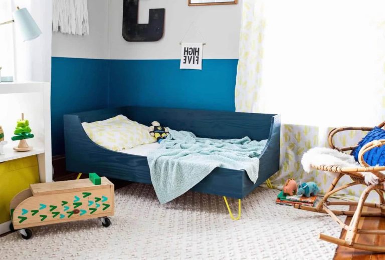 dormitorio infantil con pared y cama azul, el resto blanco