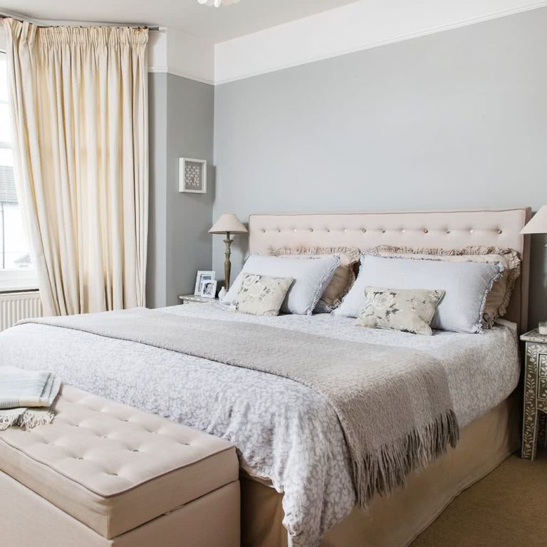 cuarto con paredes grises, decoración en tonos beige pálido
