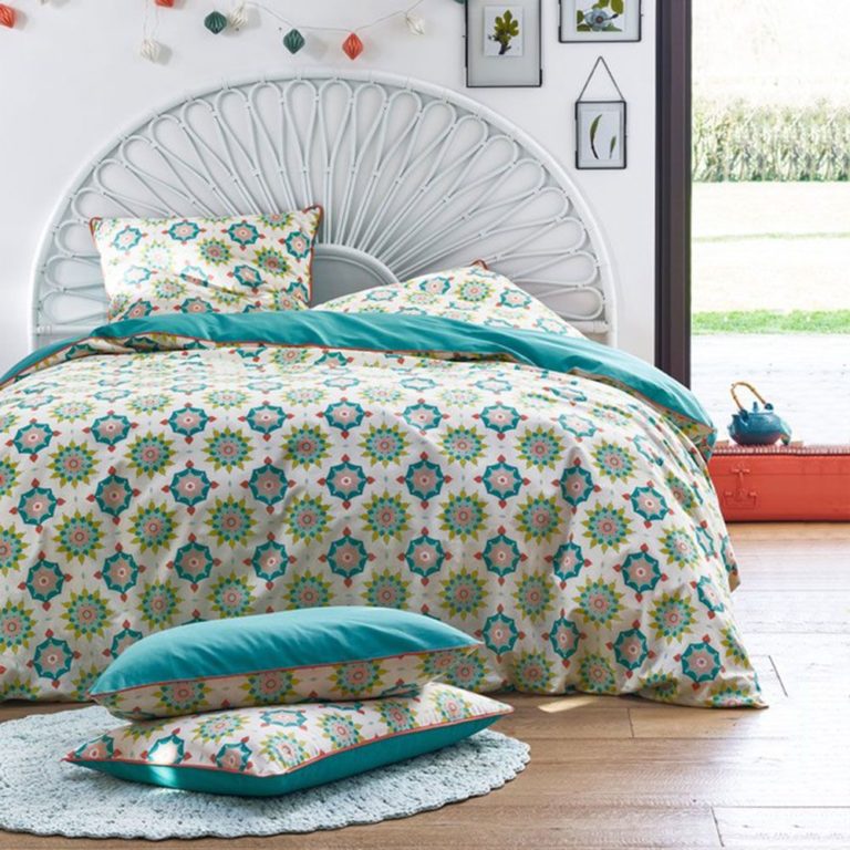 cama con colcha con estampado geométrico en verde, rojo y azul