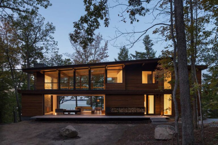 casa fabricación madera de dos plantas, prefabricada, en medio del bosque, con grandes ventanas