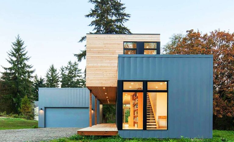casa construida en tres bloques, madera y metal, entorno boscoso