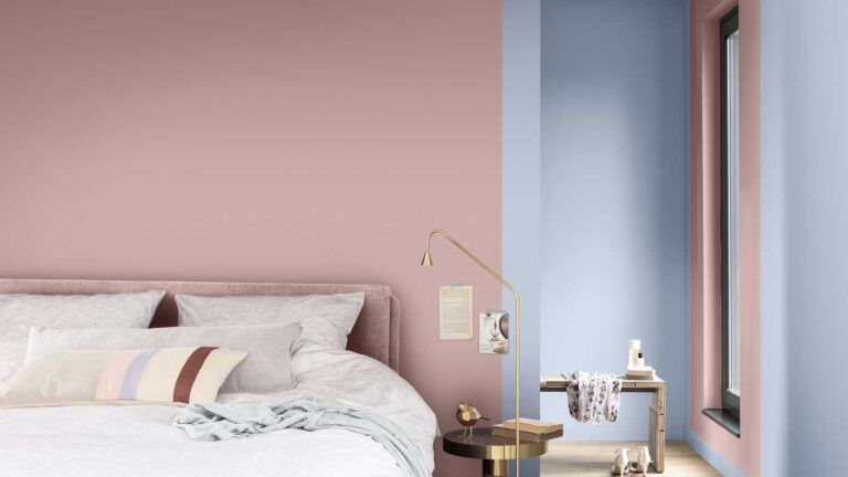 dormitorio con paredes rosa y celeste en bloques