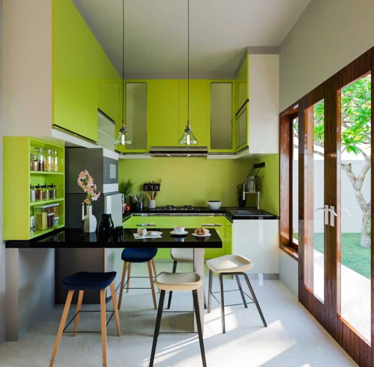 Cocina con armarios verde lima, encimeras negras, taburetes de metal con asientos blancos, paredes y suelos blancos, gran ventana